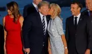 Жена Макрона поцеловала Трампа на глазах у Меланьи
