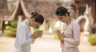 Не протягивайте руку и не кланяйтесь первым. Что важно знать, посещая Таиланд