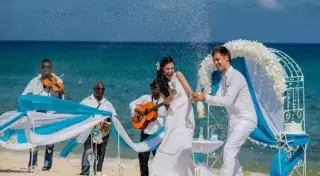 Брачный танец и 13 золотых монет. Как провести необычную свадьбу в Доминикане