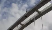 Что известно о мужчине, который забрался на мост в Нур-Султане