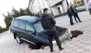 Внедорожник провалился под брусчатку в Актау