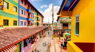 Самый синий, самый дикий и самый поддельный город мира для необычных путешествий