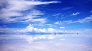 Самое большое зеркало в мире. Зачем туристы едут фотографироваться в Боливию