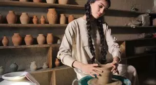 "Мисс Казахстан" попробовала себя в гончарном деле 