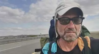 Стер 4 пары обуви. Уроженец Алматы прошел пешком от Москвы до Медеу