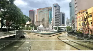 "Малайзийский король махал из лимузина, попрошайки пели, а казахстанцы спрашивали про взятки полиции"