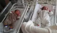 Родила двойняшек с разницей в 2,5 месяца. Как ухаживают за недоношенными детьми в ЗКО