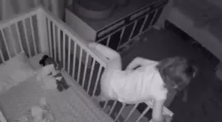 "Принеси стул, я захвачу куклу и к тебе". Побег девочки из манежа попал на видео