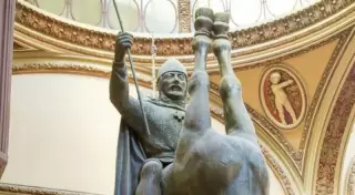 12 самых нелепых памятников в мире