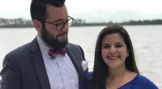 Влюбленные прославились в сети, после того как их смыло волной