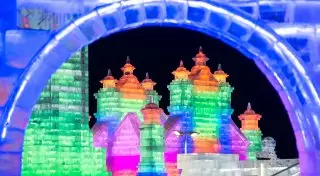 Погулять среди ледяных небоскребов и посмотреть на сибирских тигров. Лучшие ледовые городки мира