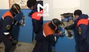 Мужчина застрял в стене, пытаясь достать валенки из вентиляционной шахты
