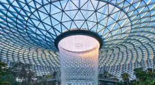 40-метровый водопад, поле для гольфа и загс. Что есть в лучших аэропортах мира