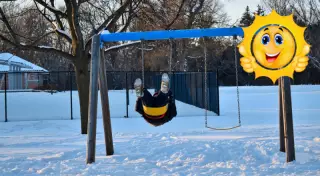 Видеоиллюзия с человеком на качелях разделила пользователей Сети на два лагеря