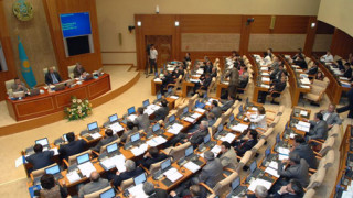   Парламент Казахстана одобрил поправки в Конституцию по референдуму