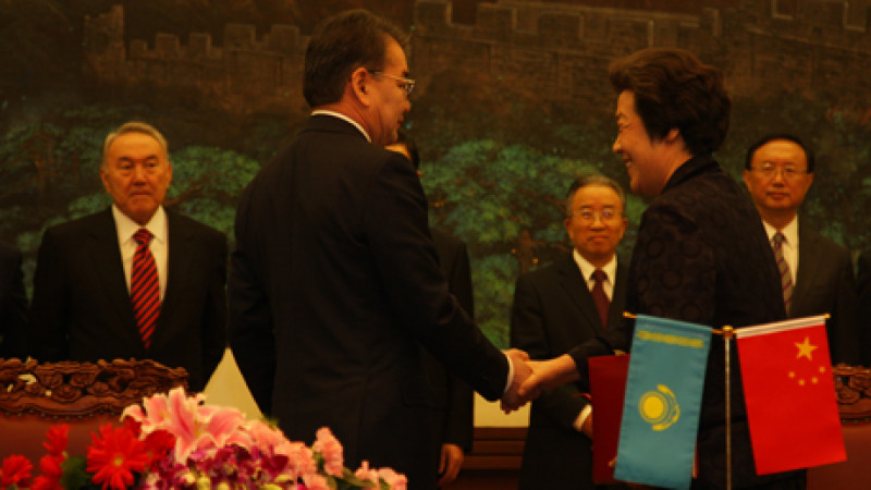 В присутствии Назарбаева и Ху Цзиньтао подписаны восемь соглашений РК и КНР