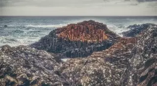 40 тысяч каменных колонн. Чем привлекает туристов Дорога гигантов, вдохновившая Стивена Кинга