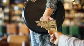 "Благодарность" в 92 тысячи долларов и "древняя турецкая примета": чаевые в разных странах мира