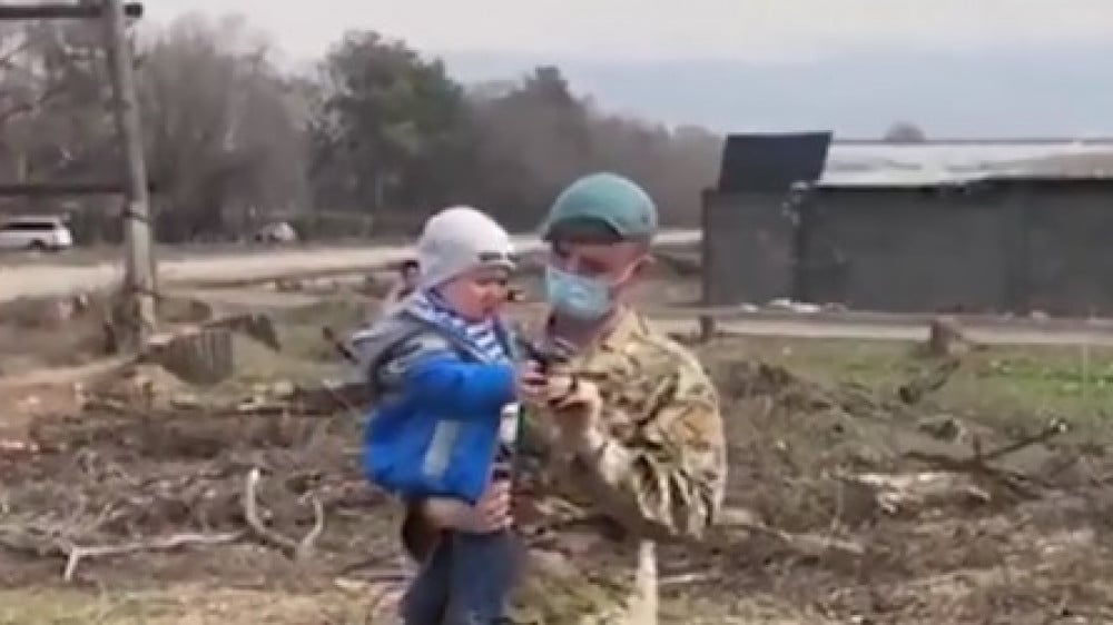 Солдат успокоил плачущего ребенка. Сеть растрогало видео с блокпоста Алматы: 2020-03-22 12:05:33 - прочитайте