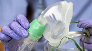 Двух пациентов с COVID-19 подключили к аппаратам ИВЛ в Атырауской области