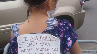 Мать-одиночка повесила табличку на спину дочери, чтобы успокоить ненавистников