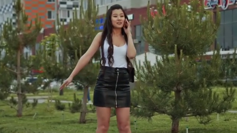 Мини юбкадағы ұзын аяқты бейне