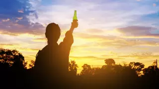 Любителям пива предложили работу за 20 000 долларов с вечеринками и путешествиями