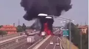 Жуткие кадры из Китая: на скоростном шоссе взорвался бензовоз