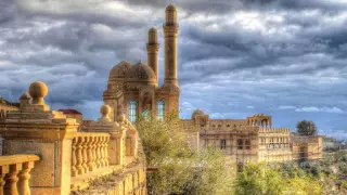 Агатовые горы, скала Бешбармаг и Гянджа. 10 лучших мест "страны огней"