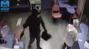 Вооруженное ограбление банка в Петербурге попало на видео