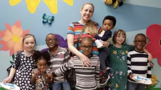 "Мечтали о большой семье". Как семейная пара приютила пять детей вместо одного