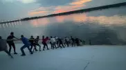 Спасение тонущей россиянки живой цепью из 30 человек попало на видео