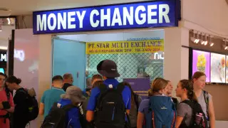 Эксперт назвал главную ошибку туристов при обмене валюты