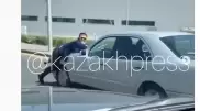 Прокатил на капоте: в полиции Алматы прокомментировали видео
