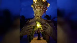 "Светящаяся богиня". Художник создает гигантские скульптуры по всему миру