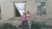 Семья с малолетними детьми живет в аварийном доме в Байсерке