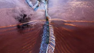 "Розовая вода, по ней "плывет" поезд". Фотограф снял необычное озеро недалеко от Казахстана