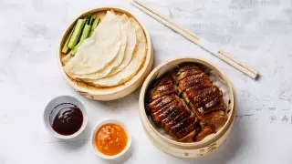 "Гении аплодируют стоя". Видео поедания блинчиков стало вирусным в Сети