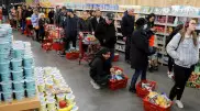 Жители Великобритании снова в панике скупают продукты