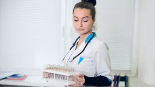 Названы лаборатории, в которых казахстанцы могут сдать тест на коронавирус за рубежом