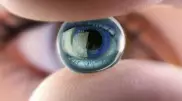 Робота, помогающего вынуть и вставить контактную линзу, изобрели в США