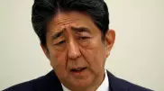 Экс-премьер Японии извинился за скандал с растратой денег