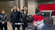 "Батыр жаяу жүрмесін". Шавкат Рахмоновқа қазақ жігіттері автомобиль сыйлады