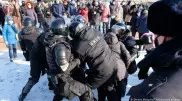 Участников акции в поддержку Навального задерживают силовики в городах России