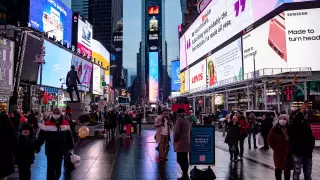 Привитых от COVID-19 призвали не посещать общественные места в США