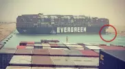 Гигантское судно село на мель и полностью заблокировало Суэцкий канал