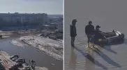 Жители Уральска переплывают затопленный город на лодках