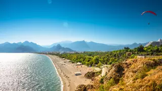 Работников отелей Антальи вакцинируют к началу летнего сезона