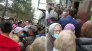 Пенсионерку едва не затоптали в очереди у поликлиники в Темиртау