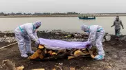 Власти Индии борются с нелегальным сбросом тел в реку Ганг